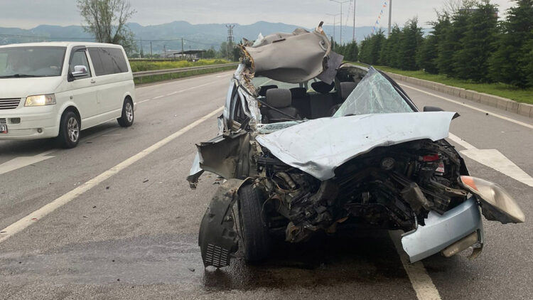 Samsun'da otomobil TIR'a çarptı: 4 yaralı