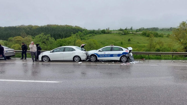 Samsun'da polis aracına otomobil çarptı: 3 yaralı