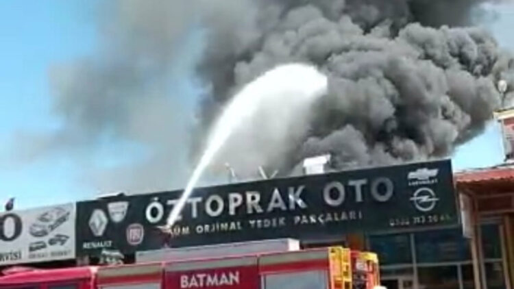 Sanayi sitesinde çıkan yangın, söndürüldü