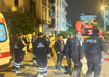 Sancaktepe'de 4 katlı binanın giriş katında yangın