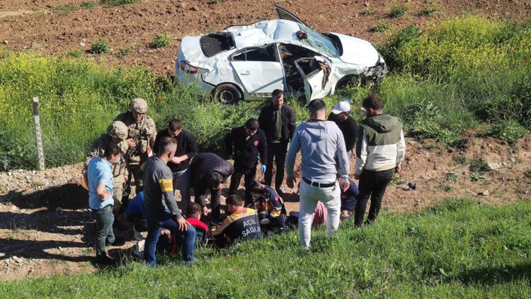 Siirt'te otomobil şarampole devrildi: 4 yaralı