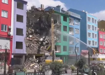 Silivri'de yıkım sırasında yan bina zarar gördü