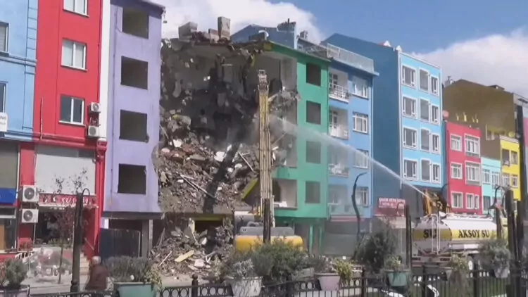Silivri'de yıkım sırasında yan bina zarar gördü