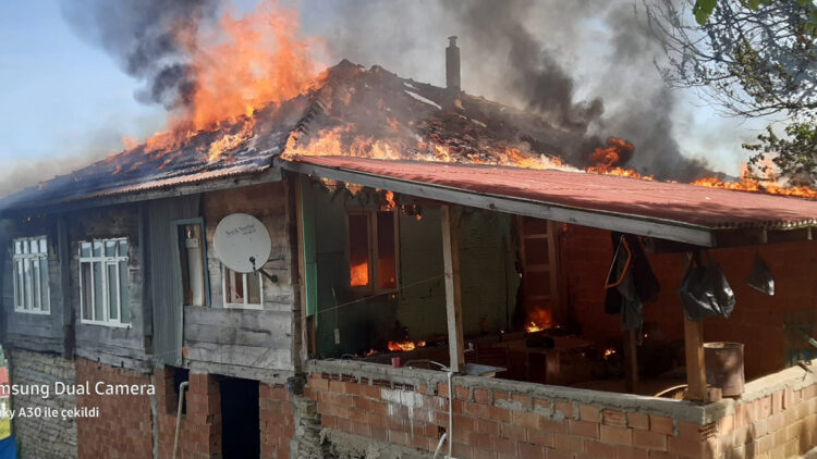 Sinop'ta 2 katlı ahşap evde yangın