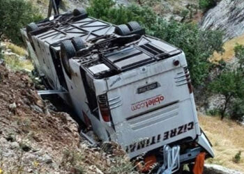 Şırnak'ta yolcu otobüsü şarampole devrildi: 2 yaralı