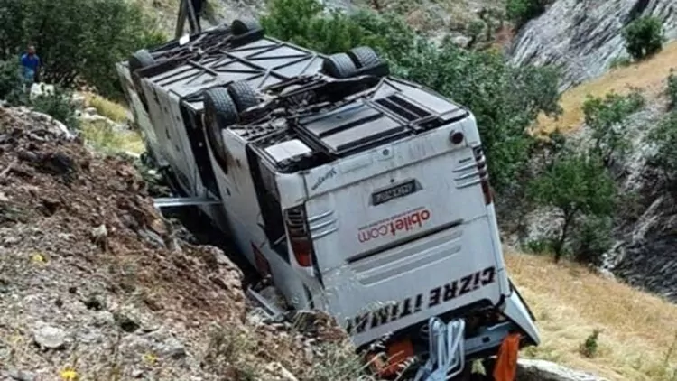 Şırnak'ta yolcu otobüsü şarampole devrildi: 2 yaralı