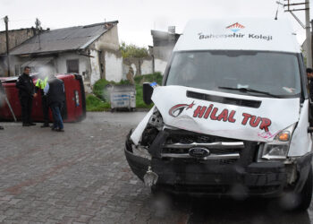 Sivas'ta minibüsler çarpıştı; 5 yaralı