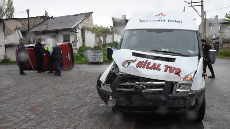 Sivas'ta minibüsler çarpıştı; 5 yaralı