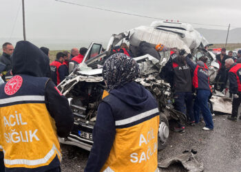 Sivas'ta yolcu minibüsü ile TIR çarpıştı; 4 ölü, 3 yaralı