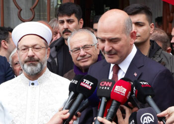 Soylu'dan Fatih Sultan Mehmet'in türbesine ziyaret