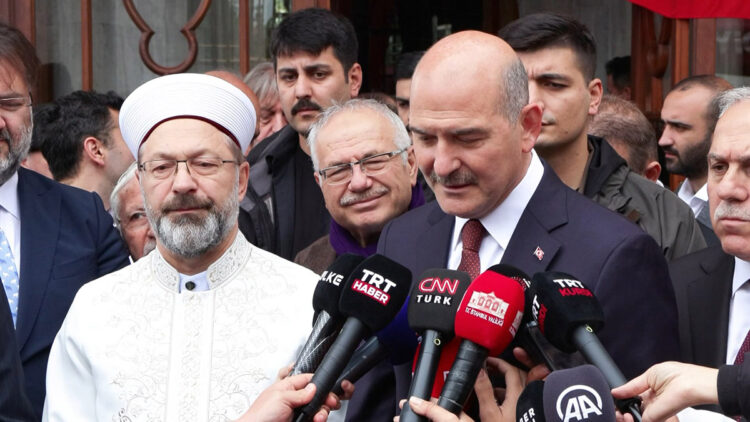 Soylu'dan Fatih Sultan Mehmet'in türbesine ziyaret