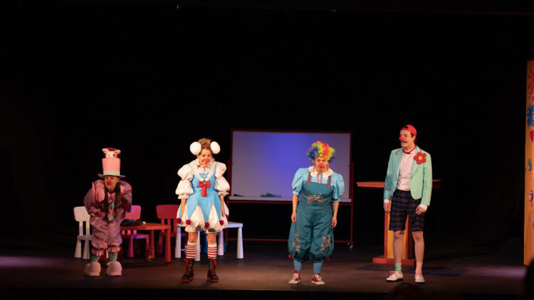 'Soytarılar Okulu' İzmirli çocuklarla buluştu