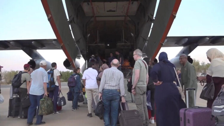 Sudan'dan tahliye edilen 200’den fazla kişi Moskova’da
