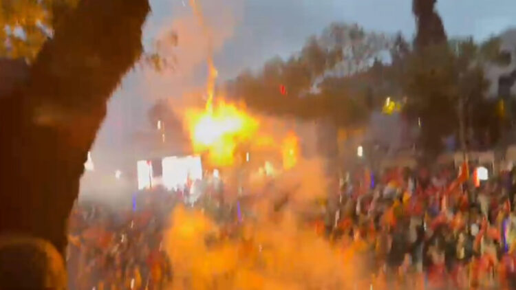 Sultangazi'deki seçim kutlamasında tehlikeli anlar