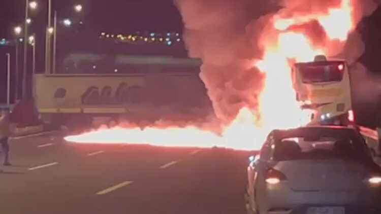 TIR'ın çarptığı yolcu otobüsü alev aldı: 5 yaralı