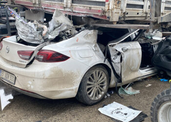 TIR'ın dorsesine çarpan otomobilin sürücüsü öldü
