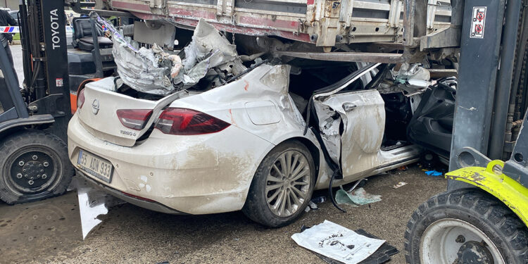 TIR'ın dorsesine çarpan otomobilin sürücüsü öldü