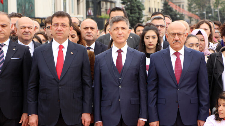 Taksim Cumhuriyet Anıtı’nda 19 Mayıs töreni