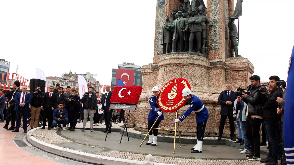 Taksim cumhuriyet anitinda 19 mayis toreniz - yerel haberler, i̇stanbul haberleri - haberton