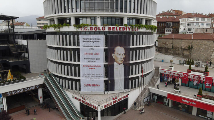 Tanju Özcan’dan ‘Geldiğiniz gibi gidin hemen’ pankartı