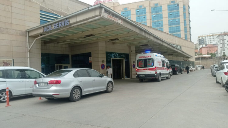 Tarım aracının devrildiği kazada 5 kişi yaralandı