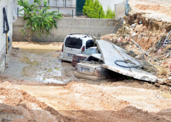 Tarsus'ta sağanak; araçlar hasar gördü