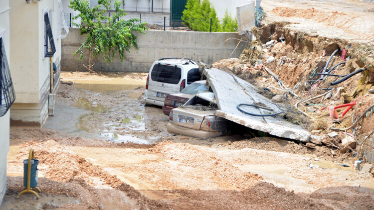 Tarsus'ta sağanak; araçlar hasar gördü