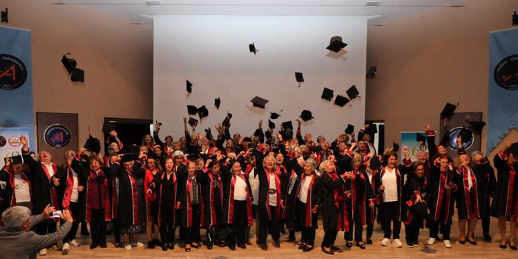 Tazelenme Üniversitesi’nden 82 öğrenci mezun oldu