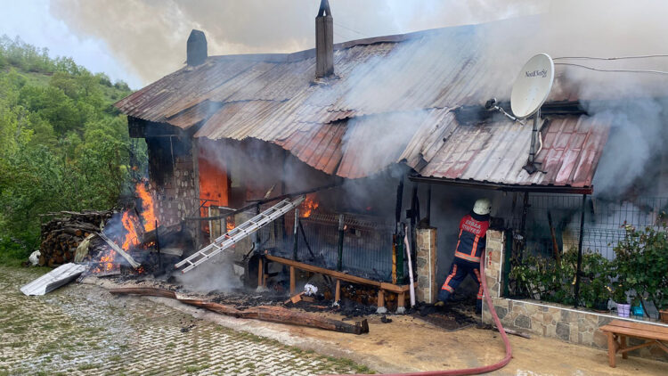 Tek katlı evde çıkan yangın, 2 saatte söndürüldü