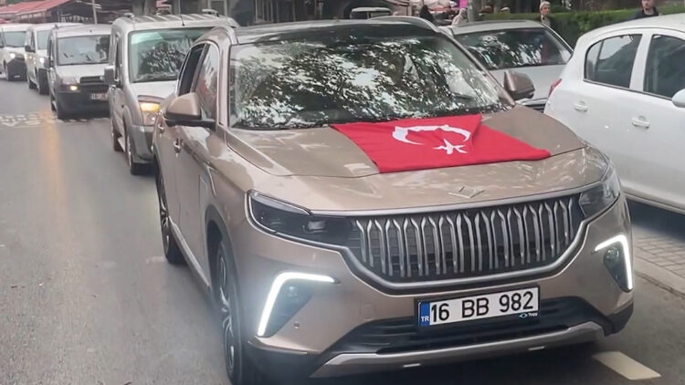 Togg asker uğurlamasında konvoy başı oldu