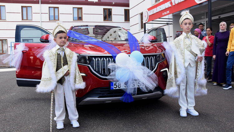 Togg, depremzede kardeşlerin sünnet aracı oldu