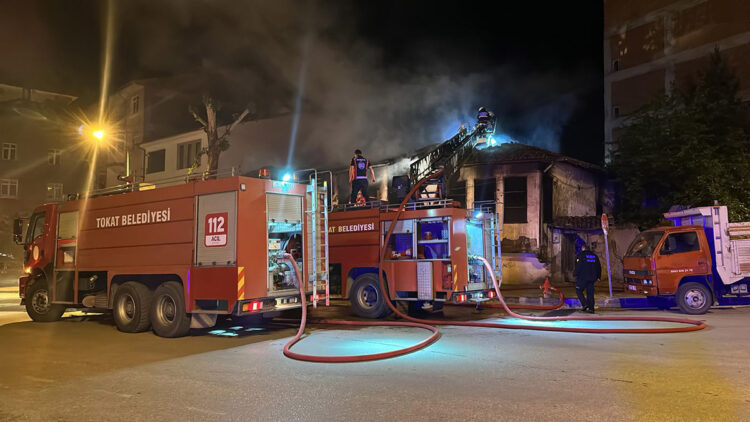 Tokat'ta metruk evde yangın