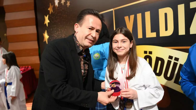 Tuzla’da 77 başarılı öğrenciye altın hediye edildi