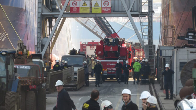 Tuzla'daki gemide yangın çıktı