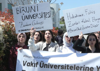 Üniversite öğrencilerinden eğitim ücretlerine zam eylemi