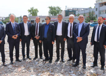 Üstel, yıkılan Isias Otel'in bulunduğu bölgeyi inceledi