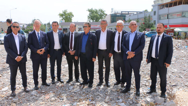 Üstel, yıkılan Isias Otel'in bulunduğu bölgeyi inceledi