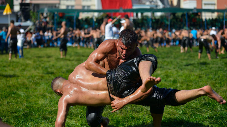 VAR hakemli güreşlerin başpehlivanı Orhan Okulu oldu