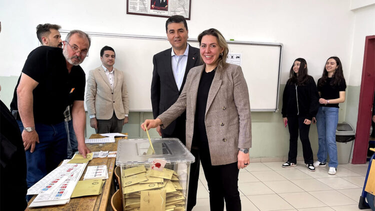 Gültekin Uysal Afyonkarahisar'da oy kullandı