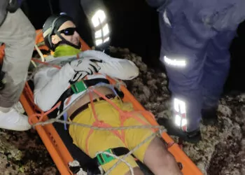 Yamaç paraşütüyle kayalıklara düşen turist kurtarıldı