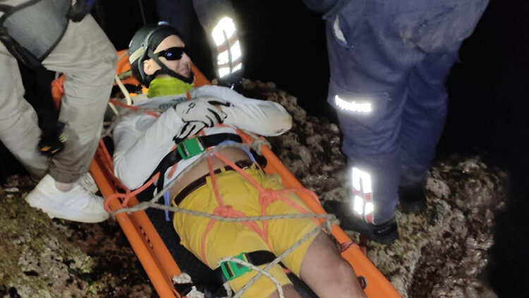 Yamaç paraşütüyle kayalıklara düşen turist kurtarıldı