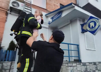 Yangın çıkan bir apartmandan anne ve bebeği kurtarıldı