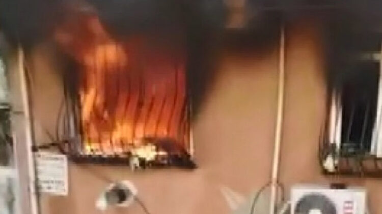 Yangında mahsur kalan kadını sürükleyerek çıkardı