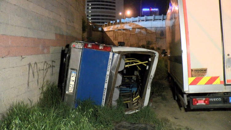 Yolcu minibüsü üst geçitten aşağı uçtu: 2 yaralı