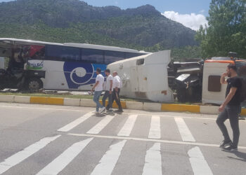 Yolcu otobüsü yol temizleme aracına çarptı: 1 ölü, 15 yaralı