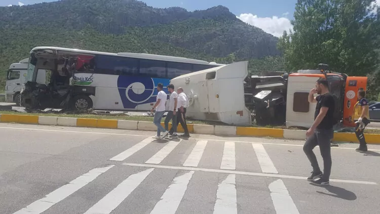 Yolcu otobüsü yol temizleme aracına çarptı: 1 ölü, 15 yaralı