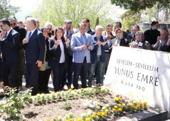 Yunus Emre kabri başında anıldı