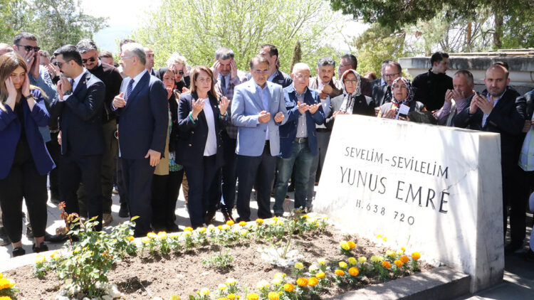 Yunus Emre kabri başında anıldı