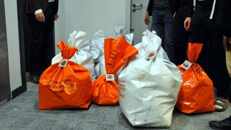 Yurt dışında kullanılan oylar Türkiye'ye getirildi 