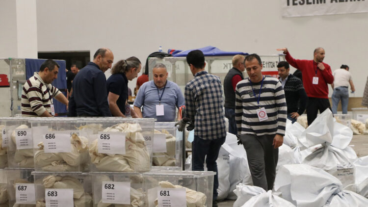 Yurt dışında kullanılan oylar sandıklara konuldu